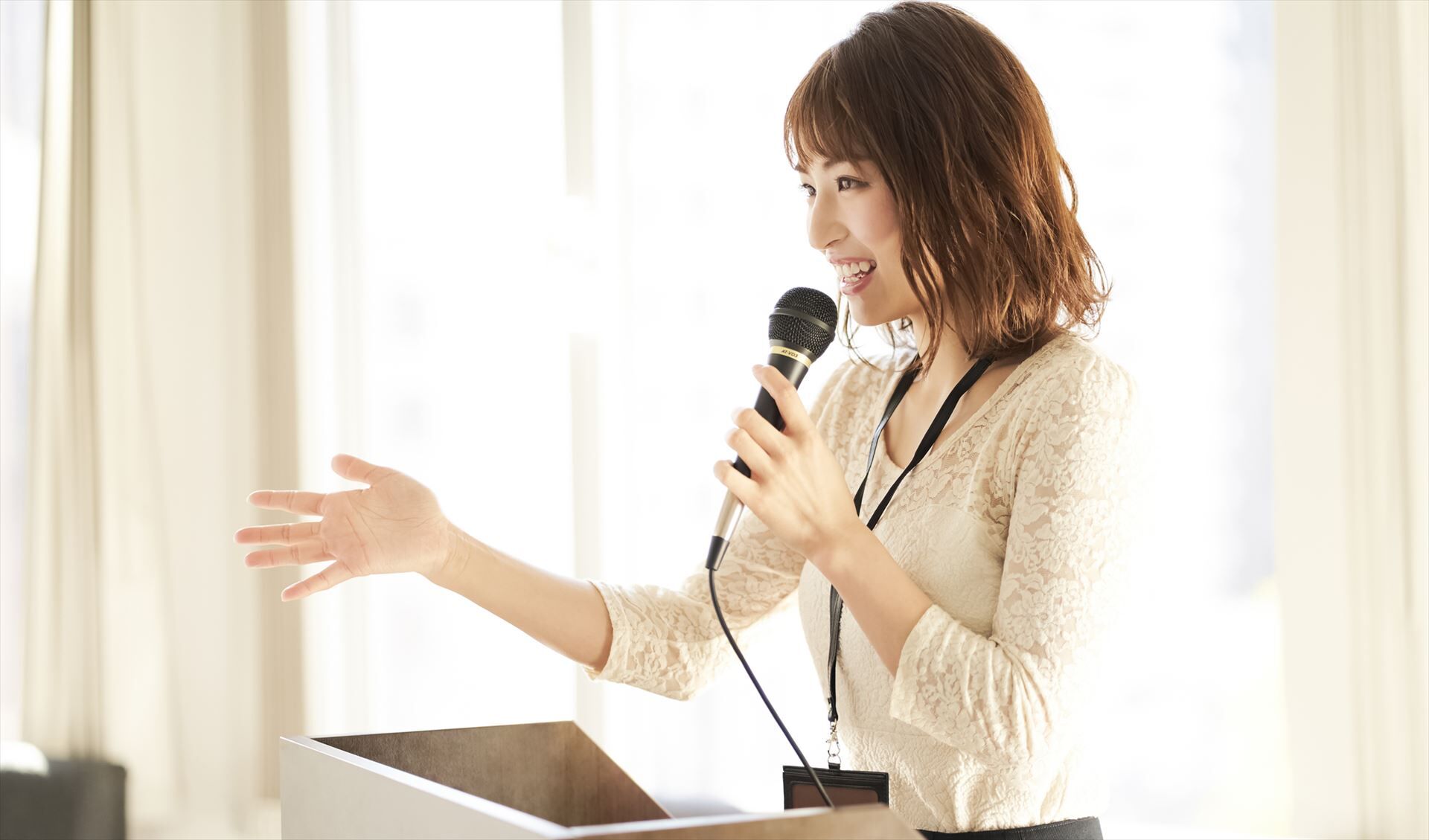 話をする女性スタッフ